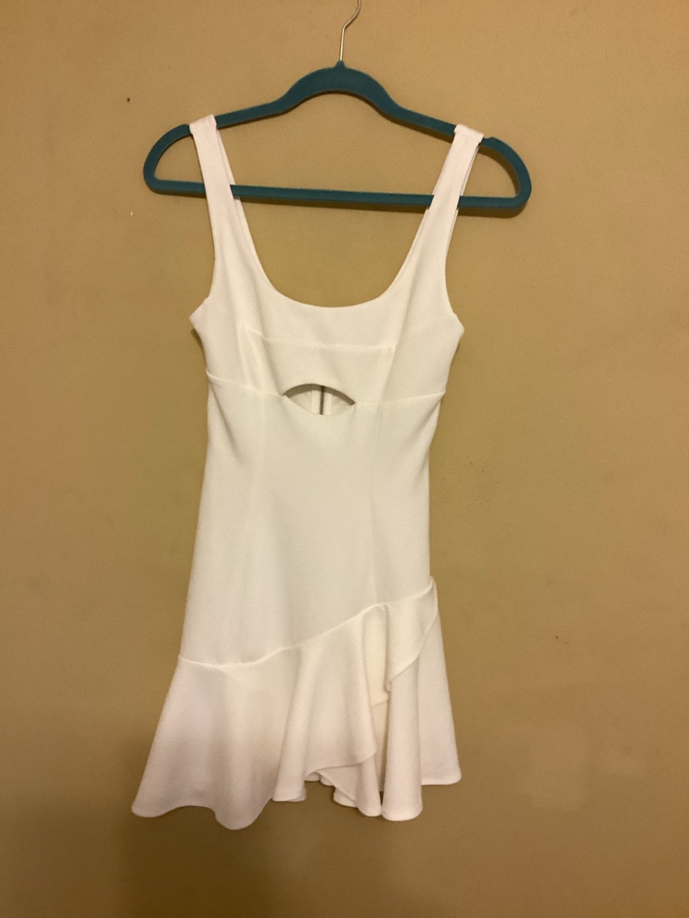 LILY WHYT White Sleeveless Ruffle Hem Dress. Size Small